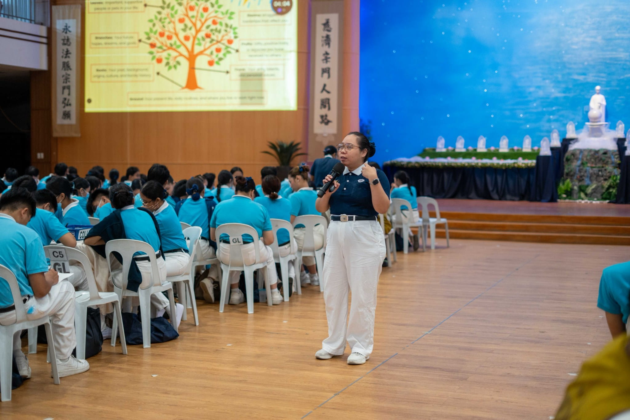 Cherrie Rose Ang, Tzu Chi alumni batch 2015 and head of Volunteer Development and Mission Support, guided scholars on an activity of self-awareness. 