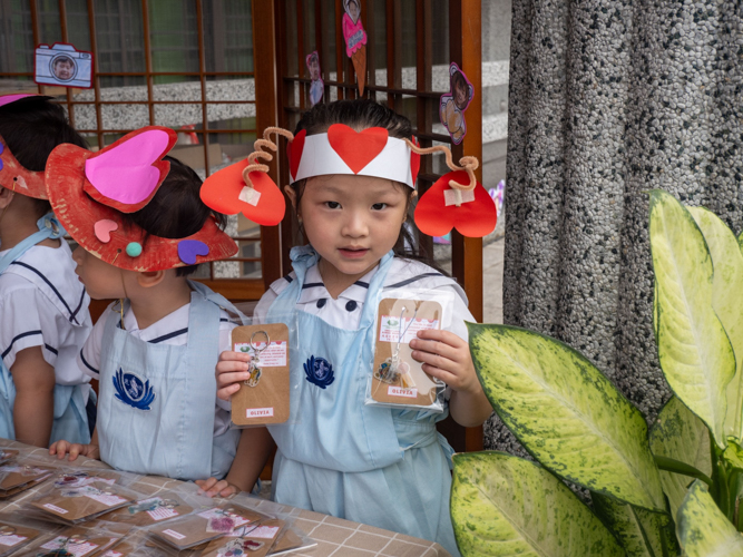 A student sells the handmade keychains made by her and her classmates.