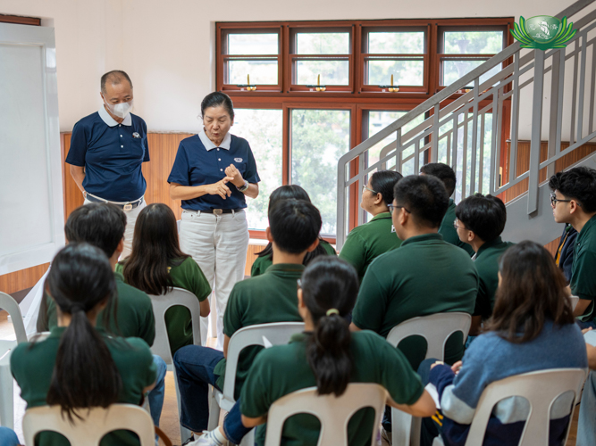 Tzu Chi volunteers Luis Diamante (left) and Rosa So (right) lead the students in the group discussion.