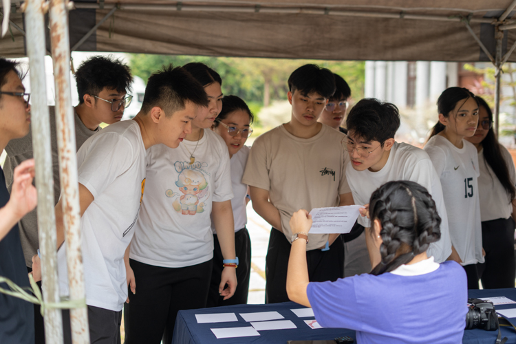 Participants match beginnings and endings of Jing Si aphorisms at the Wisdom Match-up station, testing their knowledge of Dharma Master Cheng Yen’s inspirational quotes.