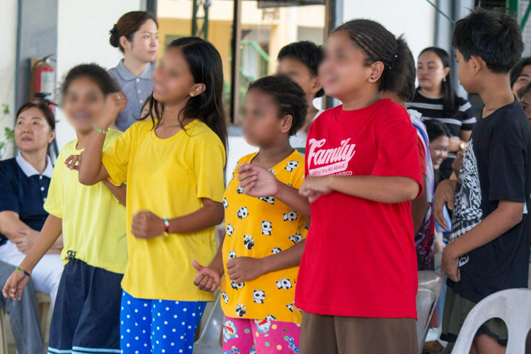 Children are all smiles at the fun dance activity prepared by the Tzu Chi scholars.