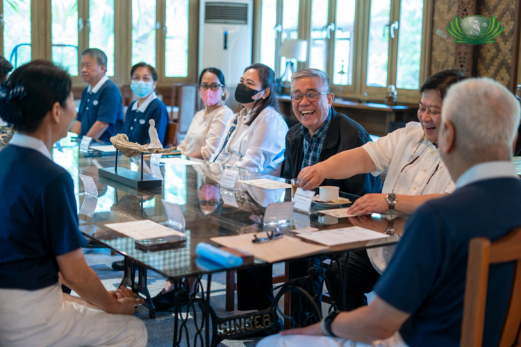 Tzu Chi volunteers and officers from the Philippine Orthopedic Center enjoy a convivial get-together at the Tzu Chi café before the signing of a Memorandum of Agreement. 