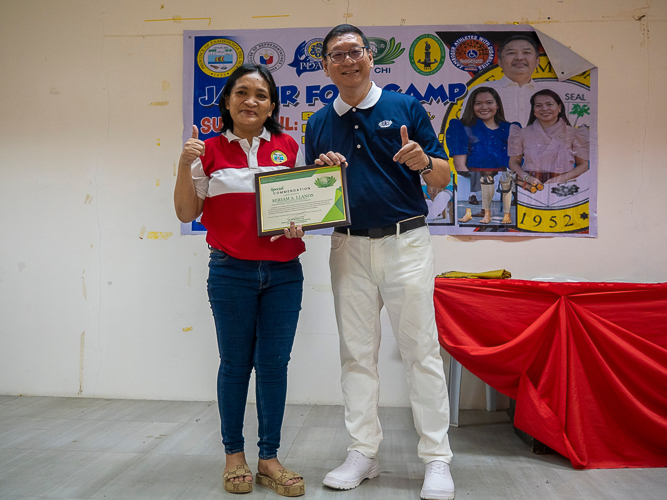 Zamboanga del Sur PDAO Provincial Head and National President of LPDAOP Miriam Acosta Llanos (left) receives a certificate of commendation from Tzu Chi Zamboanga Liaison Officer Dr. Anton Mari Lim (right).