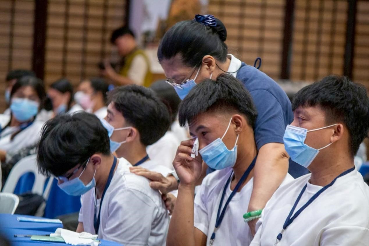 志工隊輔貼心陪伴安撫,因孝道課程引發深刻的孝親省思,而熱淚盈眶的學員。