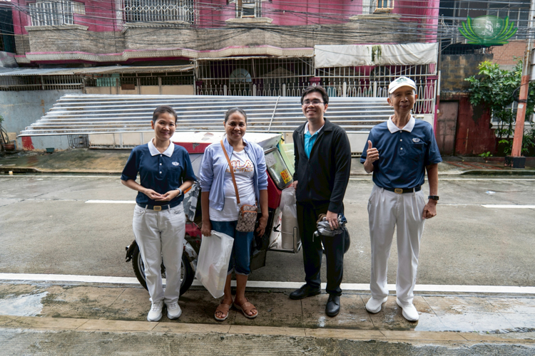 In Caloocan, Tzu Chi scholar Jude Gabriel Espanol (second from right) and family received a 10kg sack of rice, groceries, and 10 GI sheets.