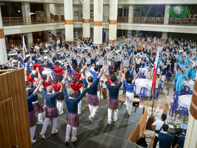 Tzu Chi Youth invite medical mission volunteers to join in the spirited song and dance. 