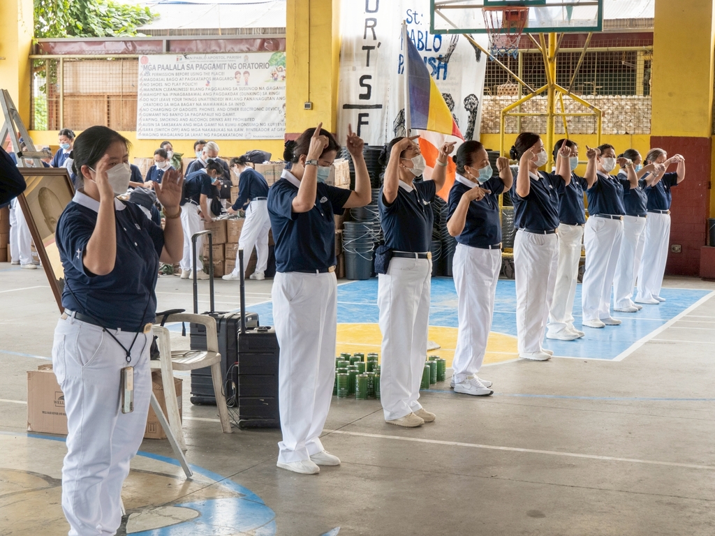 Tzu Chi volunteers provide a heartfelt performance of “One Family.”