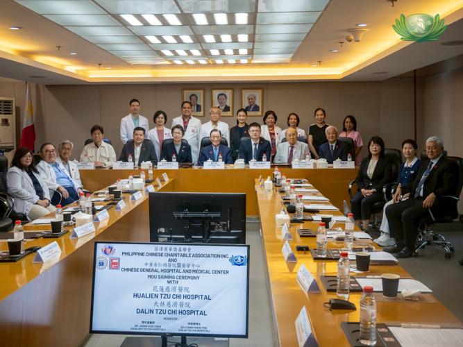 Visiting delegates from Tzu Chi hospitals in Dalin and Hualien, Taiwan, are joined in a group photo by representatives from Chinese General Hospital and Medical Center, doctor consultants of Traditional Chinese Medicine, and Tzu Chi Foundation Philippines volunteers. 