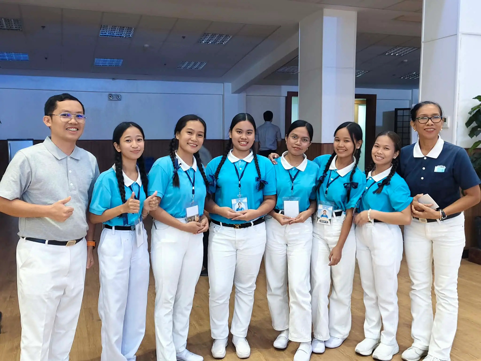 Together with her fellow Tzu Chi Davao scholars, Mariel Gencianos (third from left) gives back through community service, but she hopes someday to donate financially to reciprocate the generosity she experienced. 