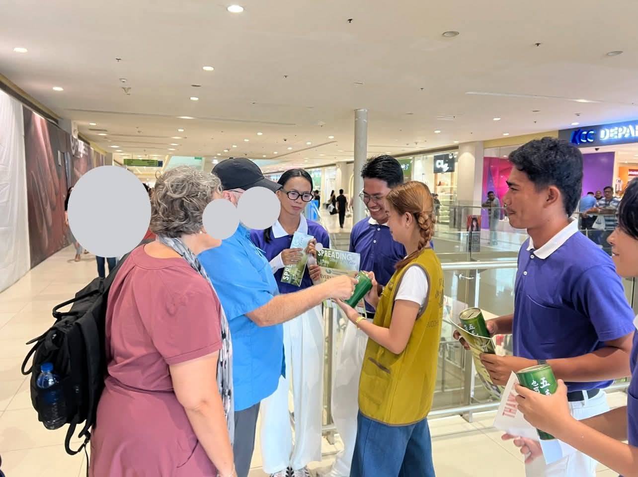 Tzu Chi Zamboanga youth volunteers join Davidson in a fund-raising initiative at the mall. 