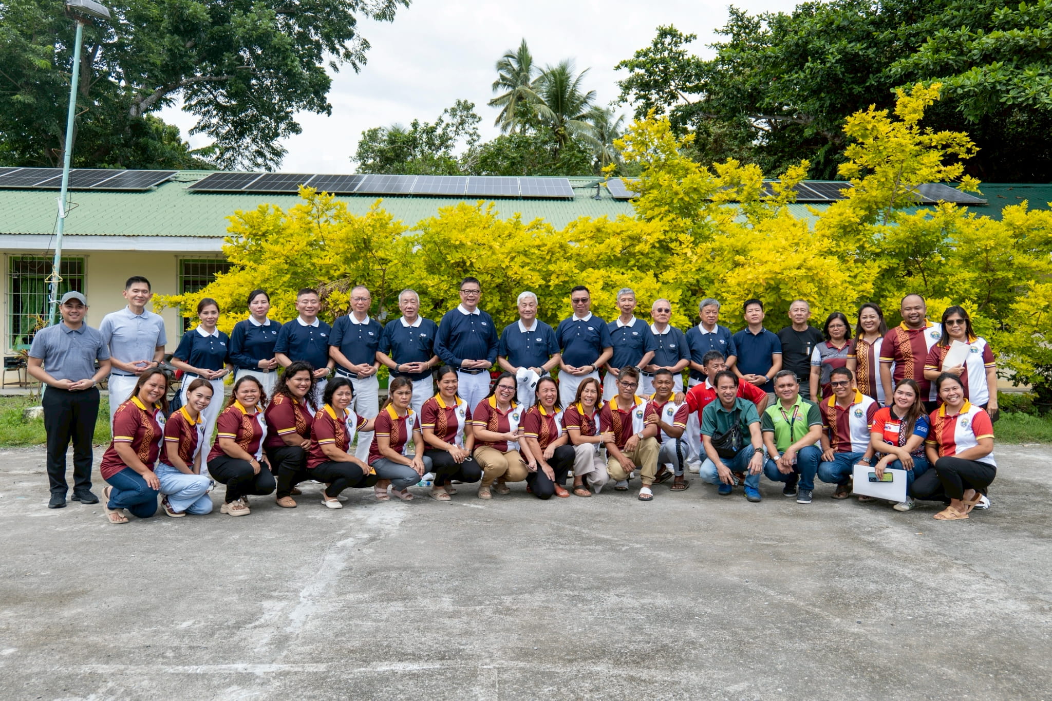 Tzu Chi volunteers and staff pose for a group photo with the entire faculty of Margus Elementary School.