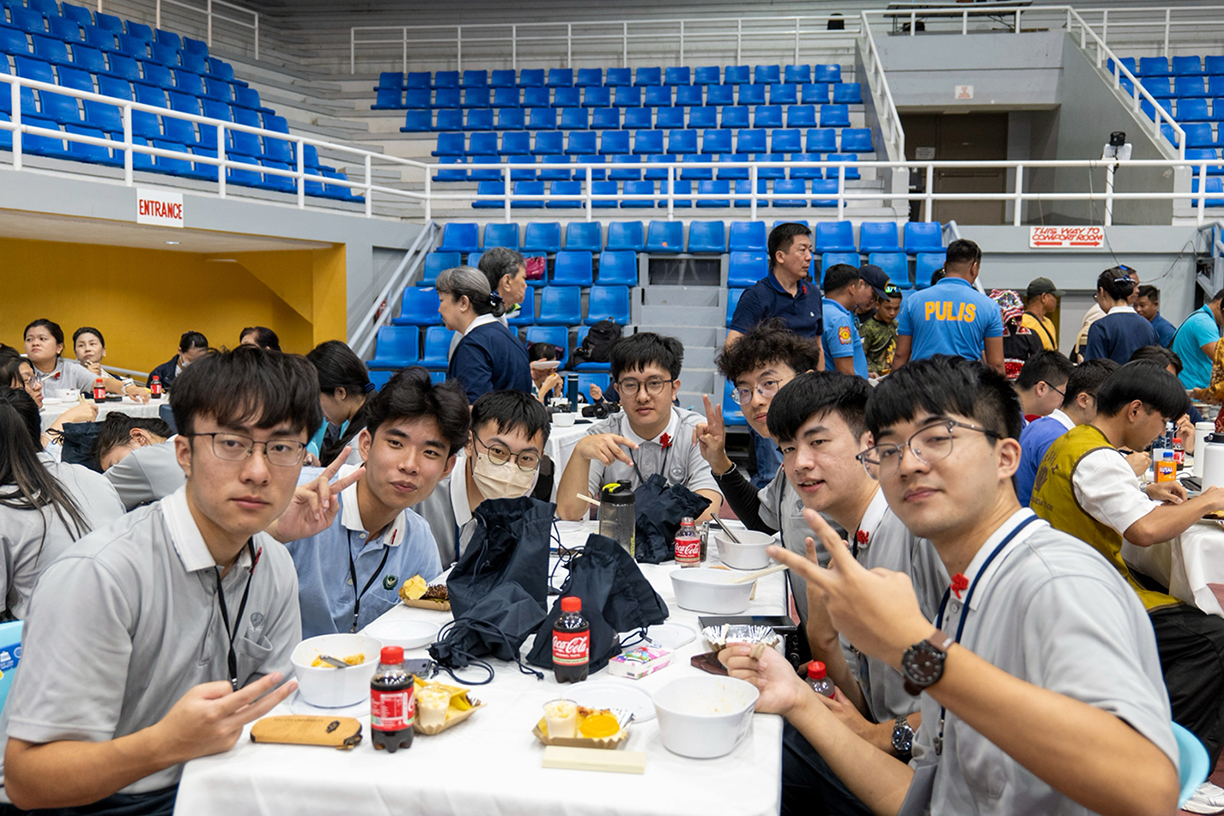 Filled with great stories to share, Tzu Chi University students gather over a hearty vegetarian buffet dinner.