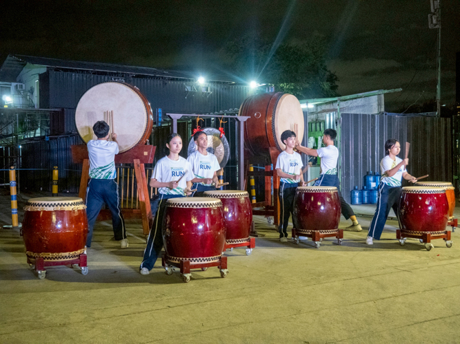 The beat of the drums from Northern Rizal Yorklin School’s Wushu, Dragon, and Lion Dance Team set an energetic tone for runners in their respective categories.