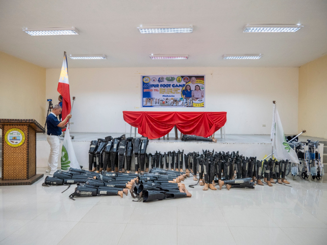 All 99 prostheses were placed at the front of the function hall for easy access. Tzu Chi volunteers turned over 44 above-the-knee, 53 below-the-knee, and two bilateral prostheses.