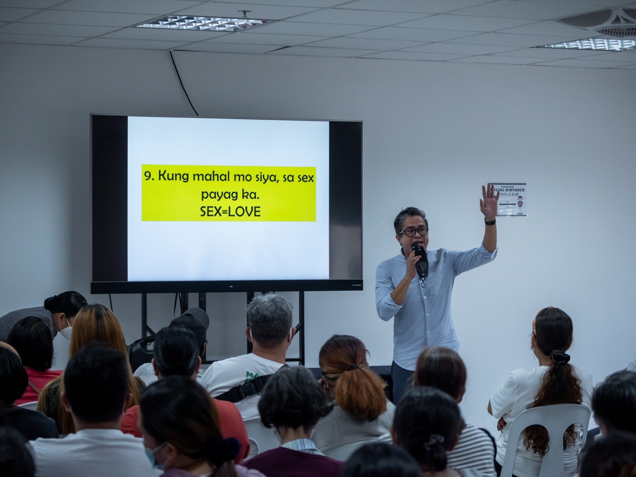 Health sector specialist Neoman Roxas began his talk by dispelling myths and misconceptions on sexuality. 【Photo by Daniel Lazar】