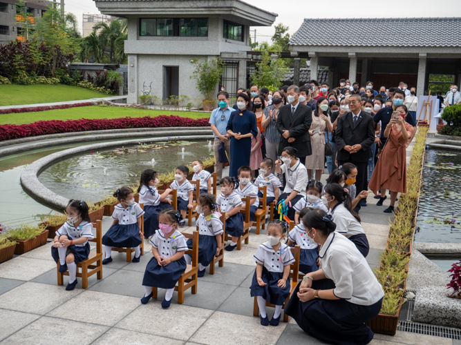 Parents and preschoolers await the drum performance of the older students. 【Photo by Jeaneal Dando】