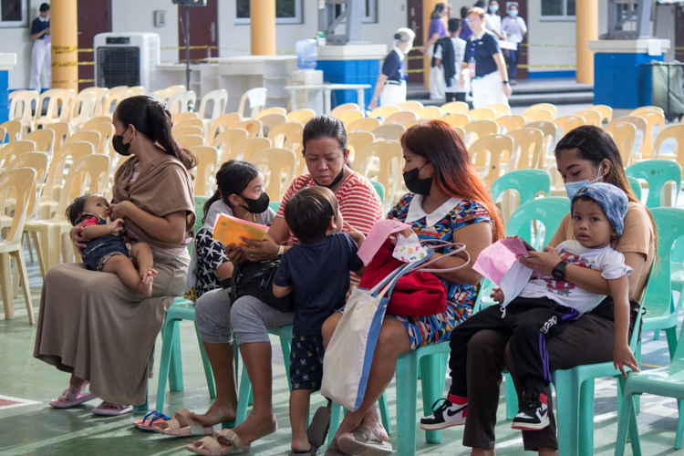 Mothers took advantage of the medical mission and brought their children for free consults, medicine, and vitamins. 【Photo by Marella Saldonido】