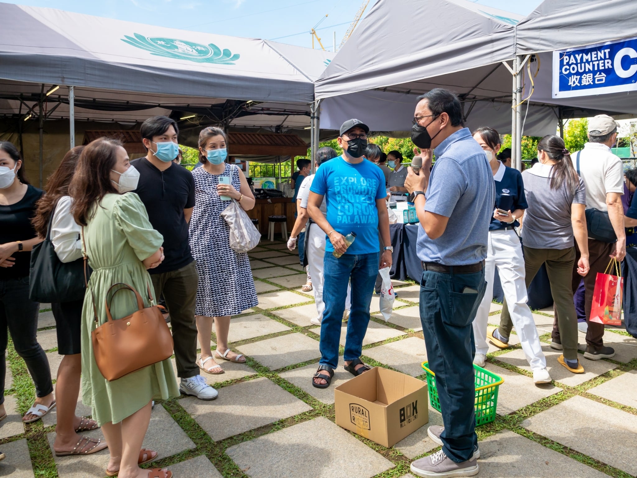 Ace engages a group of shoppers at Fiesta Verde ’22.【Photo by Daniel Lazar】