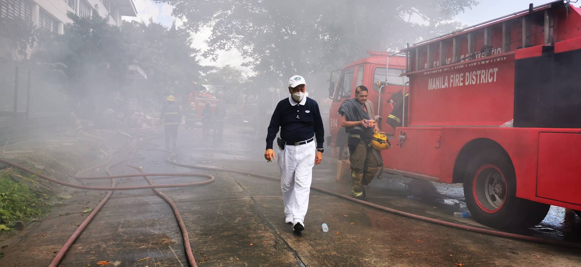 Tzu Chi Philippines CEO walking away from the building after firefighters had put out the fire. 【Photo by Johnny Kwok】