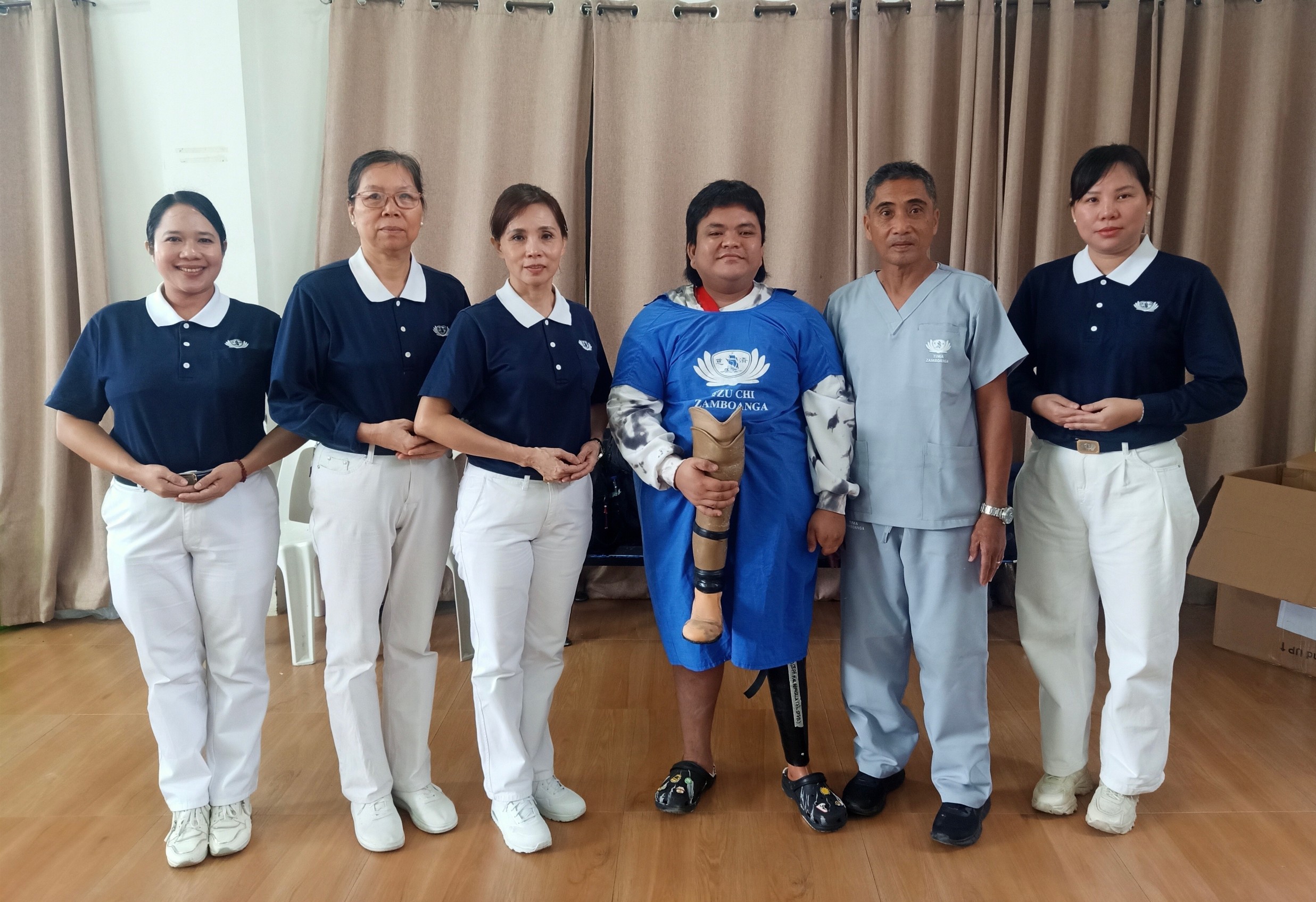 Tzu Chi volunteers from Davao and Zamboanga pose with one of the recipients of a prosthetic limb. 