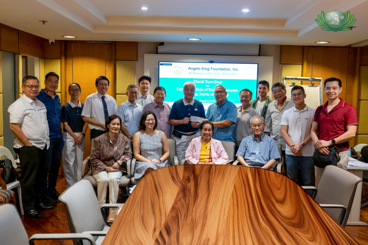 Representatives of AKFI and Tzu Chi Philippines gathered for a group photo during the turnover of a P1 million donation for relief efforts for victims of typhoons Crising, Dante, and Emong. AKFI Chairman Ernesto Garilao (standing, sixth from right) presented the check to Tzu Chi Philippines CEO Henry Yuñez.