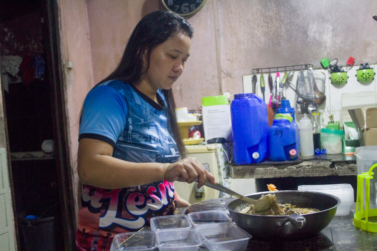 The 26-year-old mother of two prepares orders for her small food business. 【Photo by Matt Serrano】