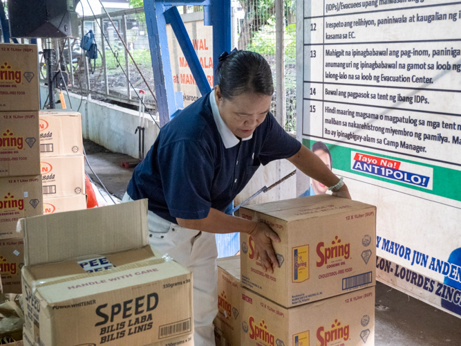 To provide relief to over 1,000 beneficiaries in Barangays San Jose and Mambungan, Antipolo, distributions were set up in three areas and at different times. Tzu Chi volunteers unload relief items from the trucks.