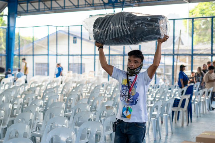 To provide relief to over 1,000 beneficiaries in Barangays San Jose and Mambungan, Antipolo, distributions were set up in three areas and at different times. Tzu Chi volunteers unload relief items from the trucks.