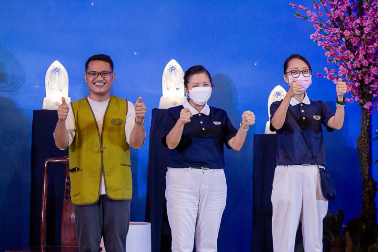 (From left) Tzu Chi scholar and volunteer Johniel Tuando, Tzu Chi Education Committee volunteer Rosa So, and volunteer from the Office of the CEO Peggy Sy-Jiang express their thanks through their bowing thumbs.【Photo by Marella Saldonido】