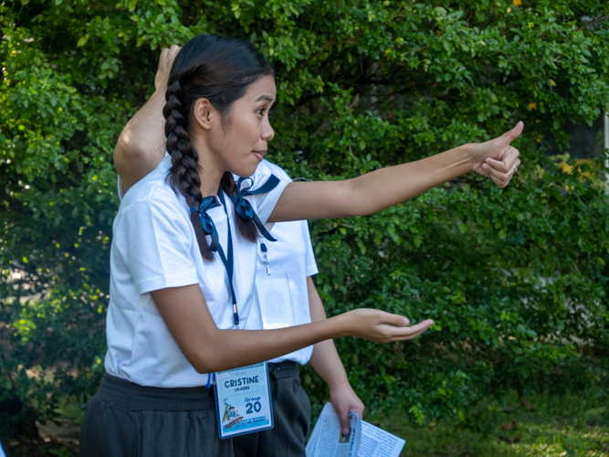 Scholars play Charades for groupmates to guess the word related to Dharma Master Cheng Yen’s wooden cabin.