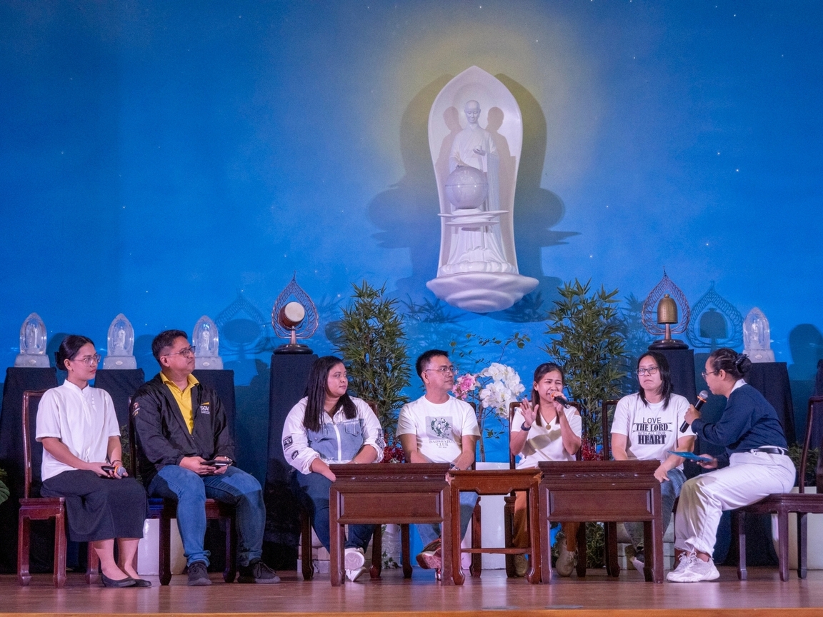 OIC for Tzu Chi’s Volunteer Development and Mission Support Department Cherrie Rose Ang (first from right) hosts “Alumni Talks” with former Tzu Chi scholars (from left) Daniella Macogue, Elvin Mercader, Reynilyn Jean Arandia-Torres, Dillon Gonzales, Mary Jane Placar-Bayod, and Cresta Chun at the first night of Tzu Chi Scholars’ Camp on June 28.