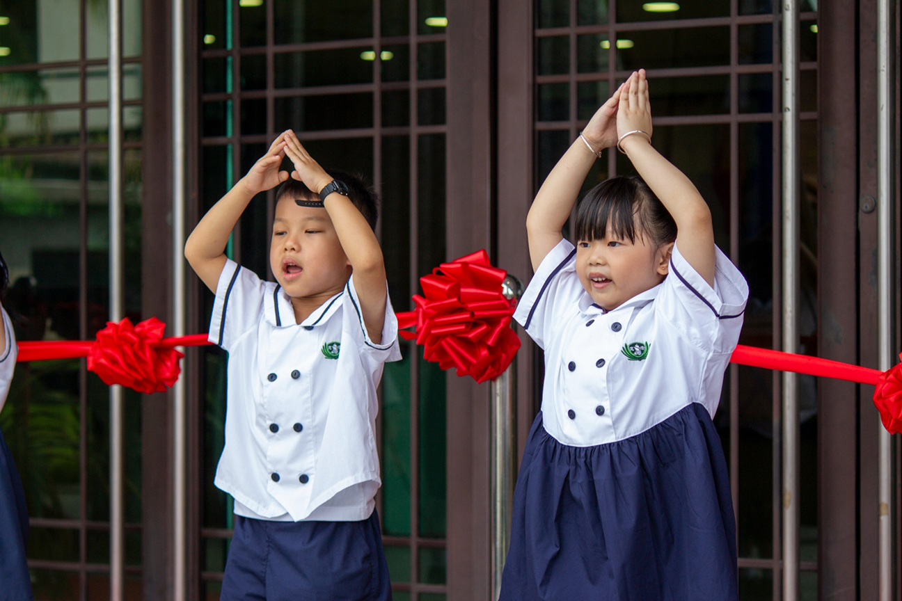 Pioneer kindergarten students present a heartwarming sign language performance.