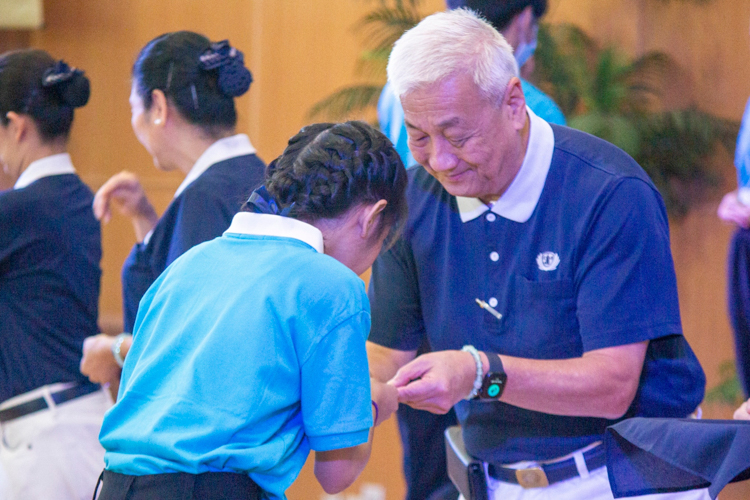 Tzu Chi Philippines CEO Henry Yuñez leads the presentation of Tzu Chi IDs to the new batch of scholars. 