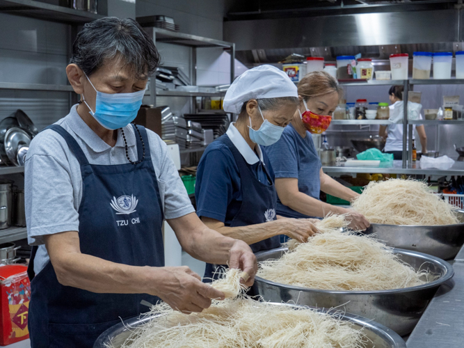 On their feet all day, kitchen volunteers prepare ingredients for vegetarian food to sell in Fiesta Verde ’22. 【Photo by Matt Serrano】