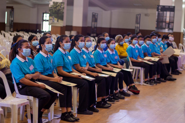 Pampanga scholars listen during the orientation. 【Photo by Matt Serrano】