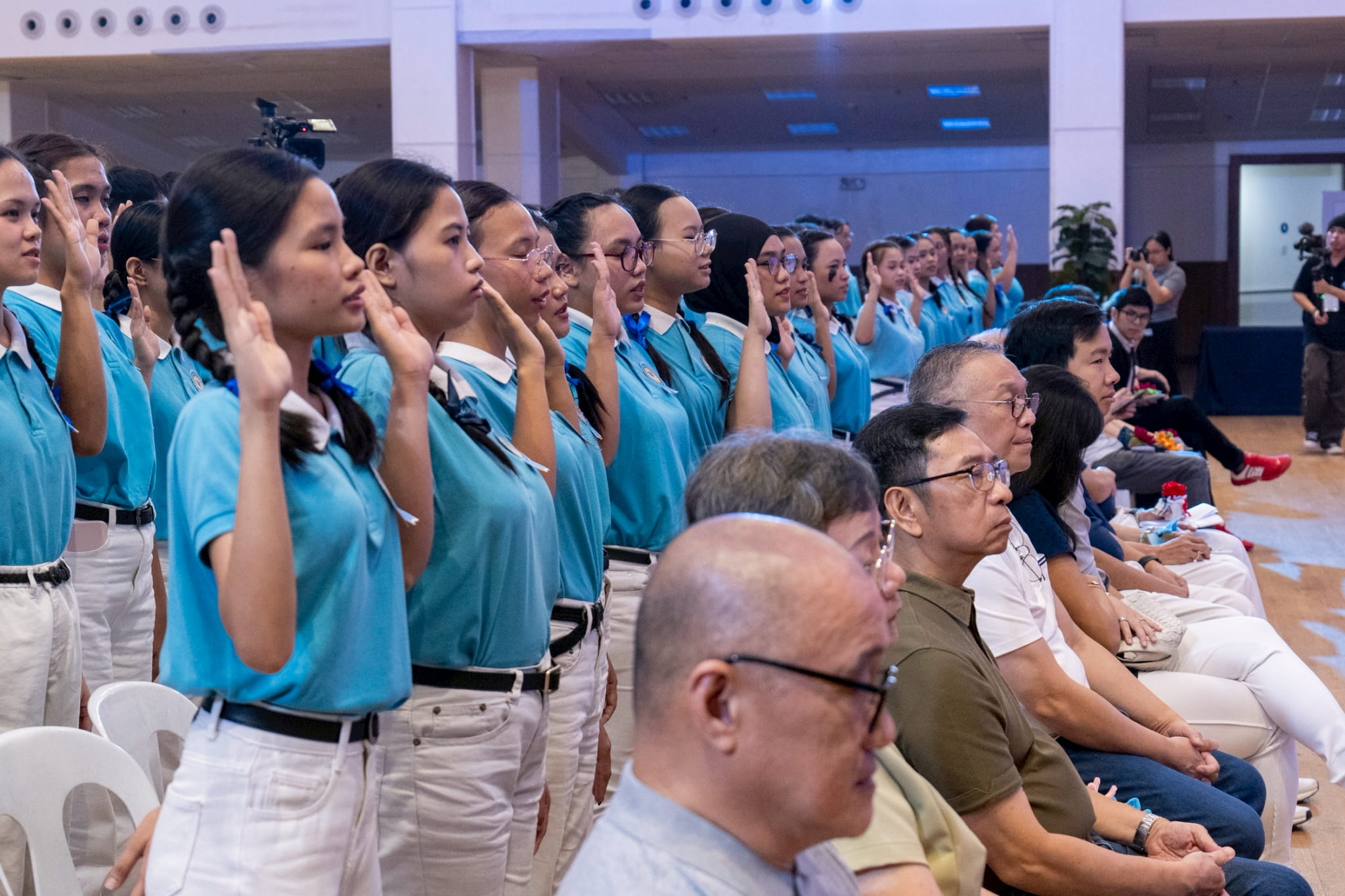 Scholars recite Tzu Chi’s Scholars’ Pledge in unison. 