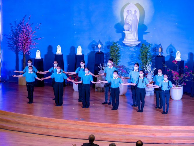 Tzu Chi scholars perform “One Family.” 【Photo by Daniel Lazar】