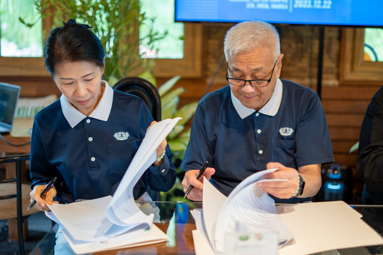 Tzu Chi Philippines Deputy CEO Woon Ng (left) and Tzu Chi Philippines CEO Henry Yuñez (right) sign the Memorandum of Agreement recognizing 41 students from the Pamantasan ng Lungsod ng Maynila as Tzu Chi scholars for schoolyear 2023-2024. 【Photo by Jeaneal Dando】