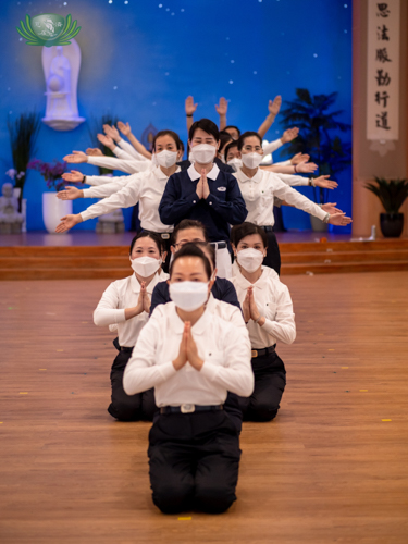 Volunteers in the middle of a Sutra Adaptation practice 【Photo by Daniel Lazar】