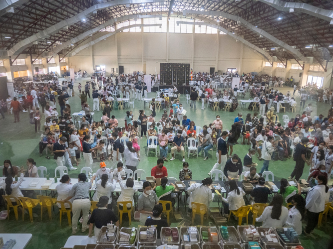 At Tzu Chi’s latest medical mission, held at the Leyte Academic Center from July 11 to 13, a total of 5,444 beneficiaries availed of free quality medical consults and services in general medicine, pediatric medicine, dentistry, obstetrics and gynecology, ophthalmology, surgery, and Traditional Chinese Medicine. 