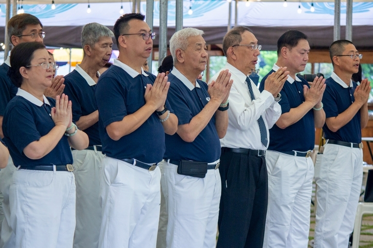 Day One of the vegetarian fundraising event “A Taste of Goodness” began with a prayer led by Tzu Chi Philippines CEO Henry Yuñez and Ambassador Francis Chua, philanthropist and chairman emeritus of the Philippine Chamber of Commerce and Industry (front row, third and fourth from left).