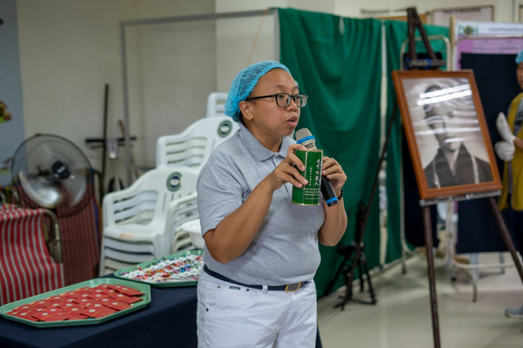 Tzu Chi Charity Department Head Tina Pasion explains to patients the concept of Tzu Chi’s coin bank. All of Tzu Chi’s programs, including its medical missions, are funded by donations. Giving any amount means contributing to the treatments of patients in future medical missions.