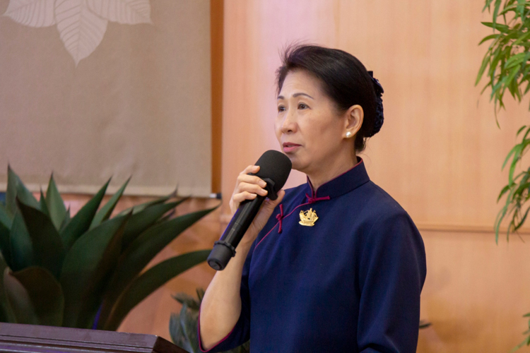 Tzu Chi Philippines Deputy CEO Woon Ng gave a report on Tzu Chi’s achievements in 2024. She considers the return of large-scale medical missions in Sultan Kudarat and Palo, Leyte; the revival of the vegetarian food fair Fiesta Verde; the launch of Tzu Chi’s first Charity Run for Education; and the completion of Unity Hall in Tzu Chi’s Sta. Mesa campus and permanent housing in Palo among the highlights of 2024.