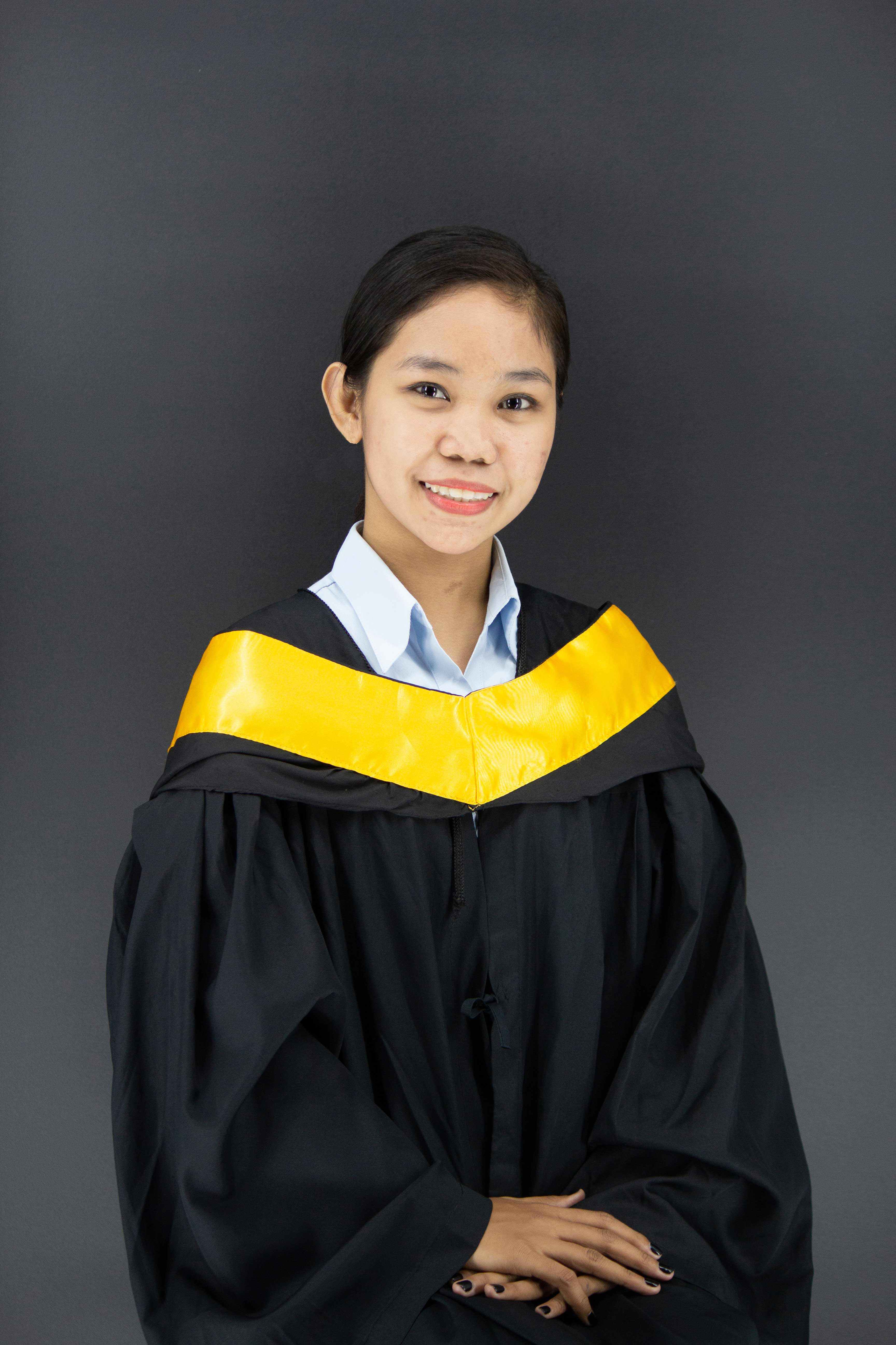 “The first people I’d like to thank are the donors who tirelessly give help to Tzu Chi Foundation,” says Angelica Pagar, magna cum laude graduate from Quezon City University. 【Photo by Jeaneal Dando】