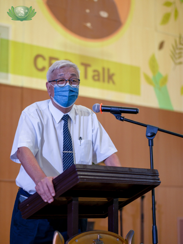 Tzu Chi Philippines Henry Yuňez welcomes beneficiaries on Charity Day.【Photo by Daniel Lazar】