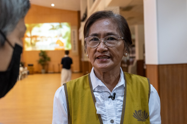Donning the yellow Tzu Chi vest, Modesta Urquiola commits to volunteering in Tzu Chi activities after years of receiving medical assistance for her son Pedro, who was in a coma from 2011 to 2022. 【Photo by Jeaneal Dando】