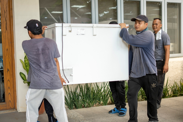 You can literally see the sweat on the shirts of these staffers who carried this chiller into Harmony Hall. 