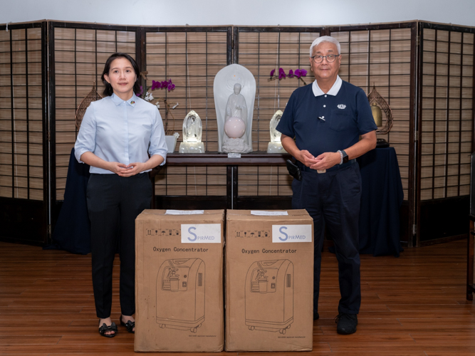 Turning over two oxygen concentrators donated by Stronghold Media to Tzu Chi Philippines CEO Henry Yuňez (right).【Photo by Daniel Lazar】