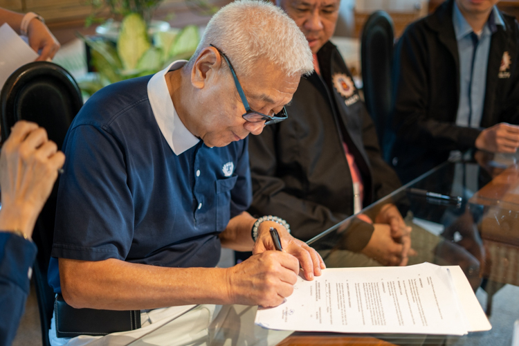 Tzu Chi Philippines CEO Henry Yuñez signs the Memorandum of Agreement recognizing 41 students from the Pamantasan ng Lungsod ng Maynila as Tzu Chi scholars for schoolyear 2023-2024. 【Photo by Jeaneal Dando】