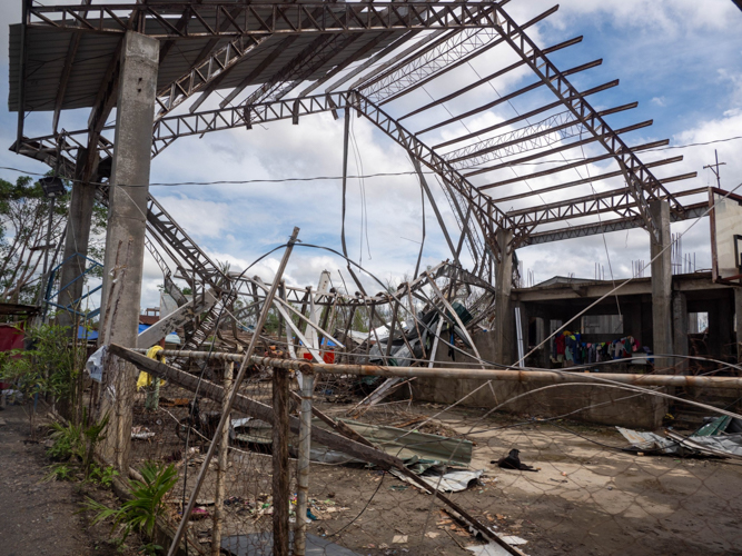 The frame of a covered court In Barangay Ondol remains standing following Odette's powerful winds and strong rains. 【Photo by Marella Saldonido】